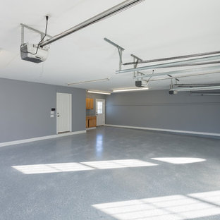 Inspiration pour un très grand garage pour trois voitures attenant traditionnel.