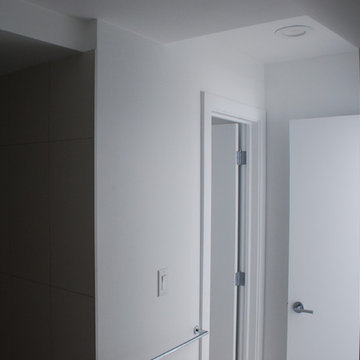 4-pc bathroom borrows light from corridor