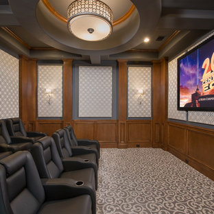 Abgetrenntes Mediterranes Heimkino mit Teppichboden, Wand-TV und buntem Boden in Houston