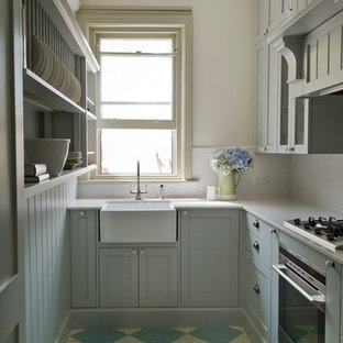 Свежая идея для дизайна: п-образная кухня среднего размера в классическом стиле с кладовкой, раковиной в стиле кантри, фасадами в стиле шейкер, серыми фасадами, столешницей из кварцевого композита, белым фартуком, фартуком из керамической плитки, техникой из нержавеющей стали и деревянным полом без острова - отличное фото интерьера