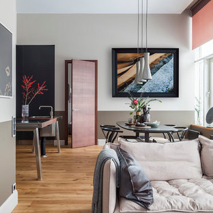 Inspiration för mellanstora moderna allrum med öppen planlösning, med grå väggar, mellanmörkt trägolv, en väggmonterad TV och gult golv