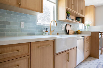 Example of a transitional home design design in Los Angeles