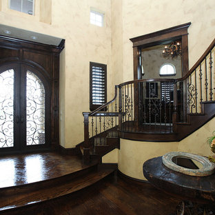 Inspiration för mycket stora eklektiska foajéer, med beige väggar, mörkt trägolv, en dubbeldörr och en brun dörr