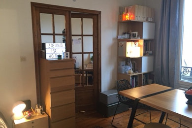 Inspiration pour un petit salon minimaliste ouvert avec une salle de réception, un mur blanc et un sol marron.