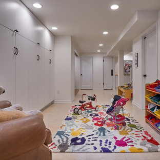 シアトルの中サイズのトランジショナルスタイルのおしゃれな地下室 (半地下 (ドアあり)、白い壁、リノリウムの床、暖炉なし、マルチカラーの床) の写真