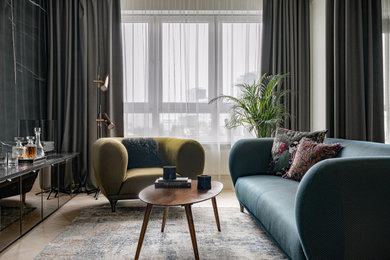 Esempio di un piccolo soggiorno minimal con angolo bar, pareti nere, pavimento in legno massello medio, TV autoportante e pavimento marrone