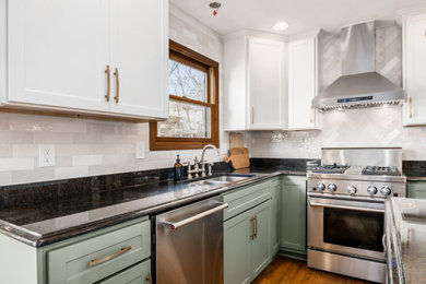 コロンバスにある広いトランジショナルスタイルのおしゃれなキッチン (シェーカースタイル扉のキャビネット、白いキッチンパネル) の写真