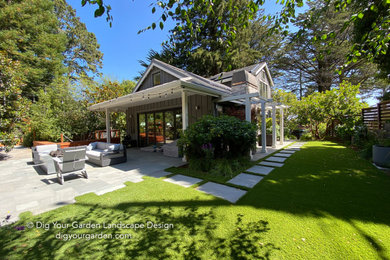 サンフランシスコにある高級な中くらいな、春のコンテンポラリースタイルのおしゃれな裏庭 (ゼリスケープ、庭への小道、半日向、天然石敷き、ウッドフェンス) の写真