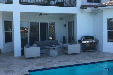 Example of a minimalist patio design in Miami