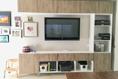 Example of a home office design in San Diego