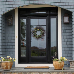 ニューヨークの中サイズの片開きドアトラディショナルスタイルのおしゃれな玄関ドア (黒いドア) の写真