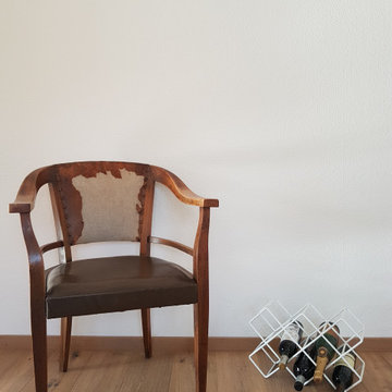 Stuhl mit Weinregal
