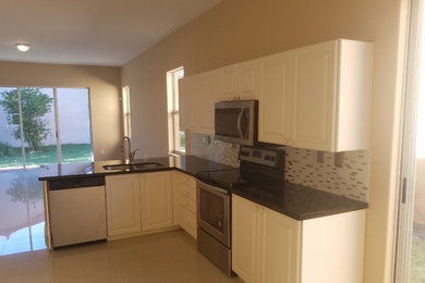 Kitchen - contemporary kitchen idea in Miami