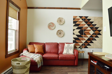 Imagen de salón abierto minimalista con televisor colgado en la pared