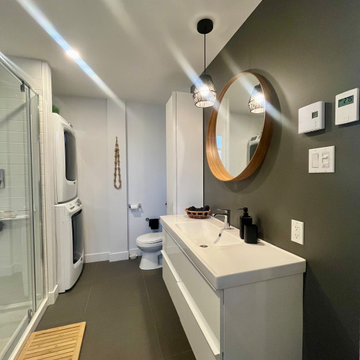 Contemporary Bathroom in Montreal