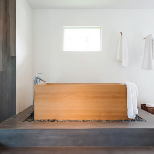 Idée de décoration pour une grande salle de bain principale minimaliste avec un bain japonais, un mur blanc, un carrelage gris, un sol en ardoise et une douche ouverte.