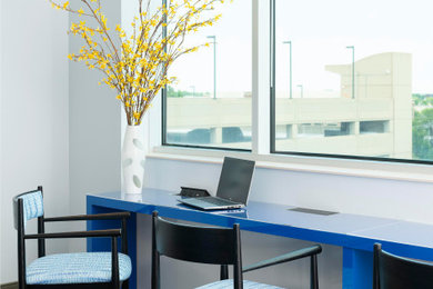 На фото: домашняя мастерская среднего размера в современном стиле с синими стенами, ковровым покрытием, отдельно стоящим рабочим столом и бежевым полом с