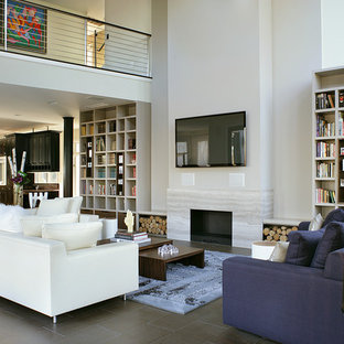 Inspiration för ett mellanstort funkis allrum med öppen planlösning, med vita väggar, en standard öppen spis, en väggmonterad TV, ett finrum, skiffergolv och en spiselkrans i sten