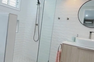 ビーチスタイルのおしゃれな浴室の写真