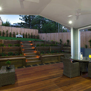 Ispirazione per terrazze e balconi tradizionali dietro casa con un giardino in vaso e un tetto a sbalzo