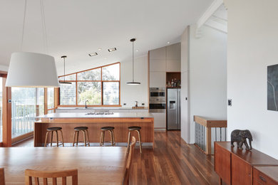This is an example of a mid-sized midcentury kitchen in Perth.