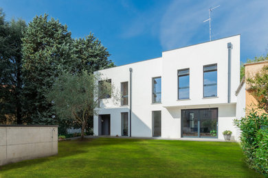 Ispirazione per la villa bianca contemporanea a due piani di medie dimensioni con rivestimenti misti, tetto piano, copertura in metallo o lamiera e tetto grigio