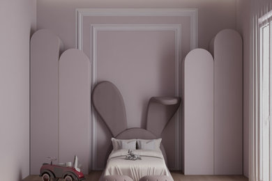 Ejemplo de dormitorio infantil de 4 a 10 años bohemio de tamaño medio con paredes beige, suelo de madera clara, suelo marrón y bandeja