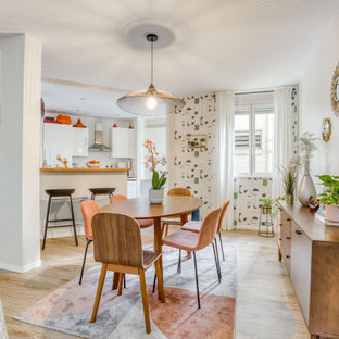 На фото: гостиная-столовая среднего размера в стиле шебби-шик с белыми стенами, светлым паркетным полом и бежевым полом без камина с