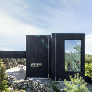 Modern inredning av ett mellanstort svart trähus