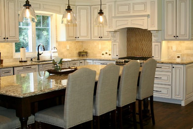 Example of a classic kitchen design in New York
