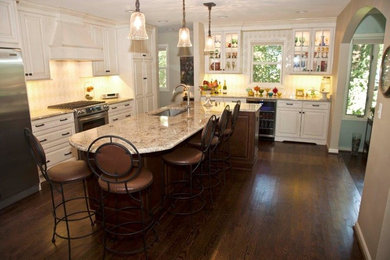Kitchen - traditional kitchen idea in Detroit