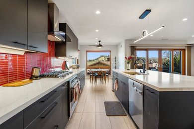 Kitchen - modern kitchen idea in Los Angeles