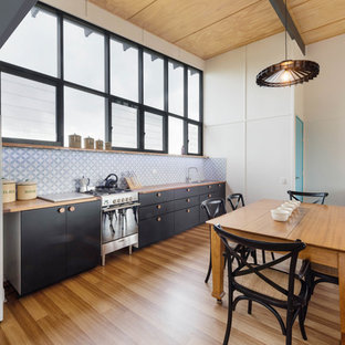 サンシャインコーストの中サイズのコンテンポラリースタイルのLDKの画像 (白い壁、ラミネートの床、薪ストーブ)