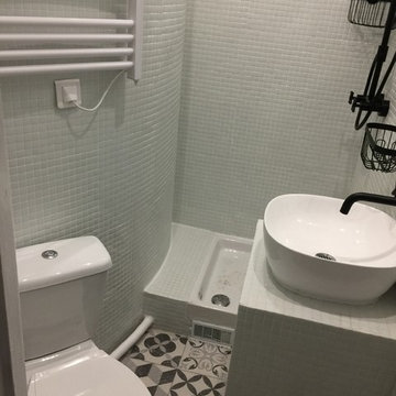 Salle de bain en noir et blanc