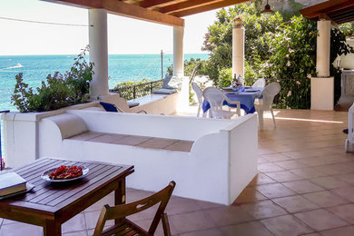Esempio di una grande terrazza mediterranea