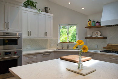 Свежая идея для дизайна: кухня-столовая среднего размера в стиле неоклассика (современная классика) с белыми стенами, паркетным полом среднего тона и коричневым полом - отличное фото интерьера