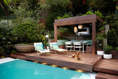 This is an example of a tropical patio in Los Angeles.
