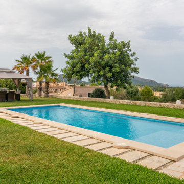 Construcción de piscina, baños exteriores, jardines y muros de piedra