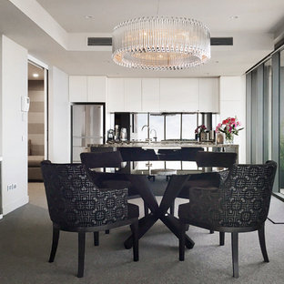 Свежая идея для дизайна: маленькая гостиная-столовая в стиле модернизм с серыми стенами, ковровым покрытием и серым полом без камина - отличное фото интерьера