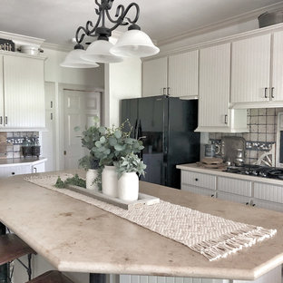 Foto di una grande cucina country con paraspruzzi in travertino, elettrodomestici neri, parquet chiaro, isola, pavimento bianco, top grigio, lavello a doppia vasca, ante bianche, top in cemento e paraspruzzi grigio