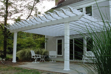 Example of a classic patio design in New York
