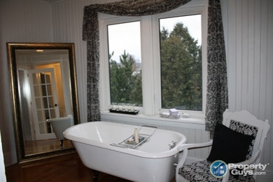 Example of a classic bathroom design in Toronto