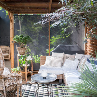 パリのエクレクティックスタイルのおしゃれな裏庭のデッキの写真