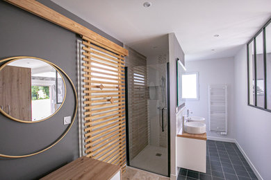 Design ideas for a contemporary bathroom in Toulouse.