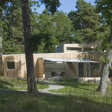 Svindlande vinklar och hållbart trä i det vackra skärgårdshuset