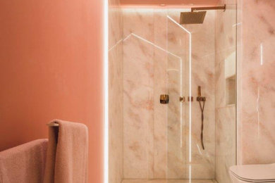 Idee per un bagno di servizio contemporaneo con piastrelle rosa, piastrelle di marmo, pareti rosa, pavimento in marmo e pavimento rosa