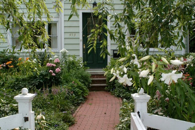 Design ideas for a mid-sized traditional front yard full sun garden in New York with brick pavers.