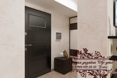 На фото: входная дверь в современном стиле с бежевыми стенами, полом из керамогранита, одностворчатой входной дверью, коричневой входной дверью и бежевым полом с