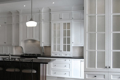 Example of a classic kitchen design in Toronto