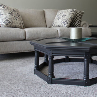 Ejemplo de sótano romántico, sin chimenea, con paredes grises, moqueta y suelo gris